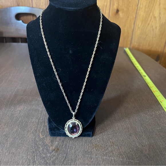 Avon statement necklace gold tone purple pendant - Picture 2 of 11